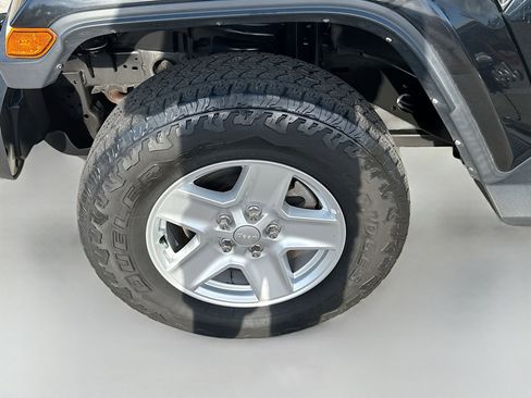 Used 2022 Jeep Gladiator Sport image 36