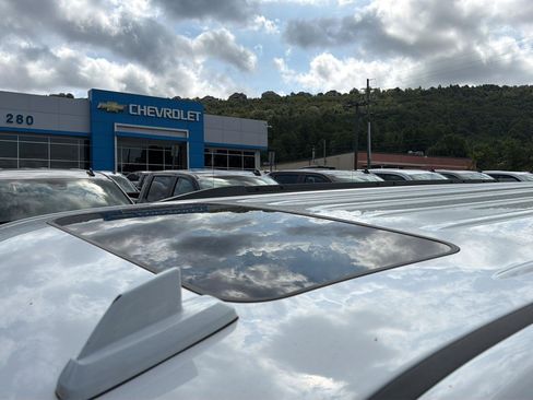Used 2019 Chevrolet Suburban LT RWD image 6