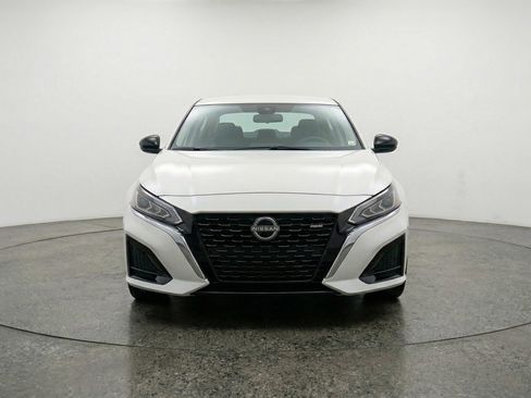 Used 2025 Nissan Altima 2.5 SV FWD image 2