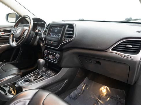 Used 2019 Jeep Cherokee Latitude Plus w/ Comfort/Convenience Group AWD/4WD image 29