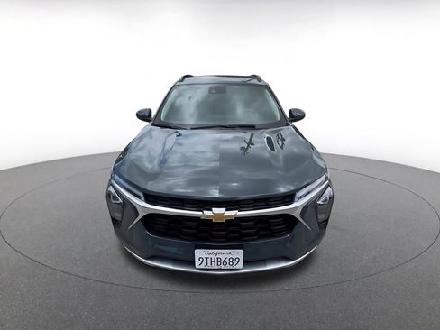 Used 2025 Chevrolet Trax LT FWD image 4