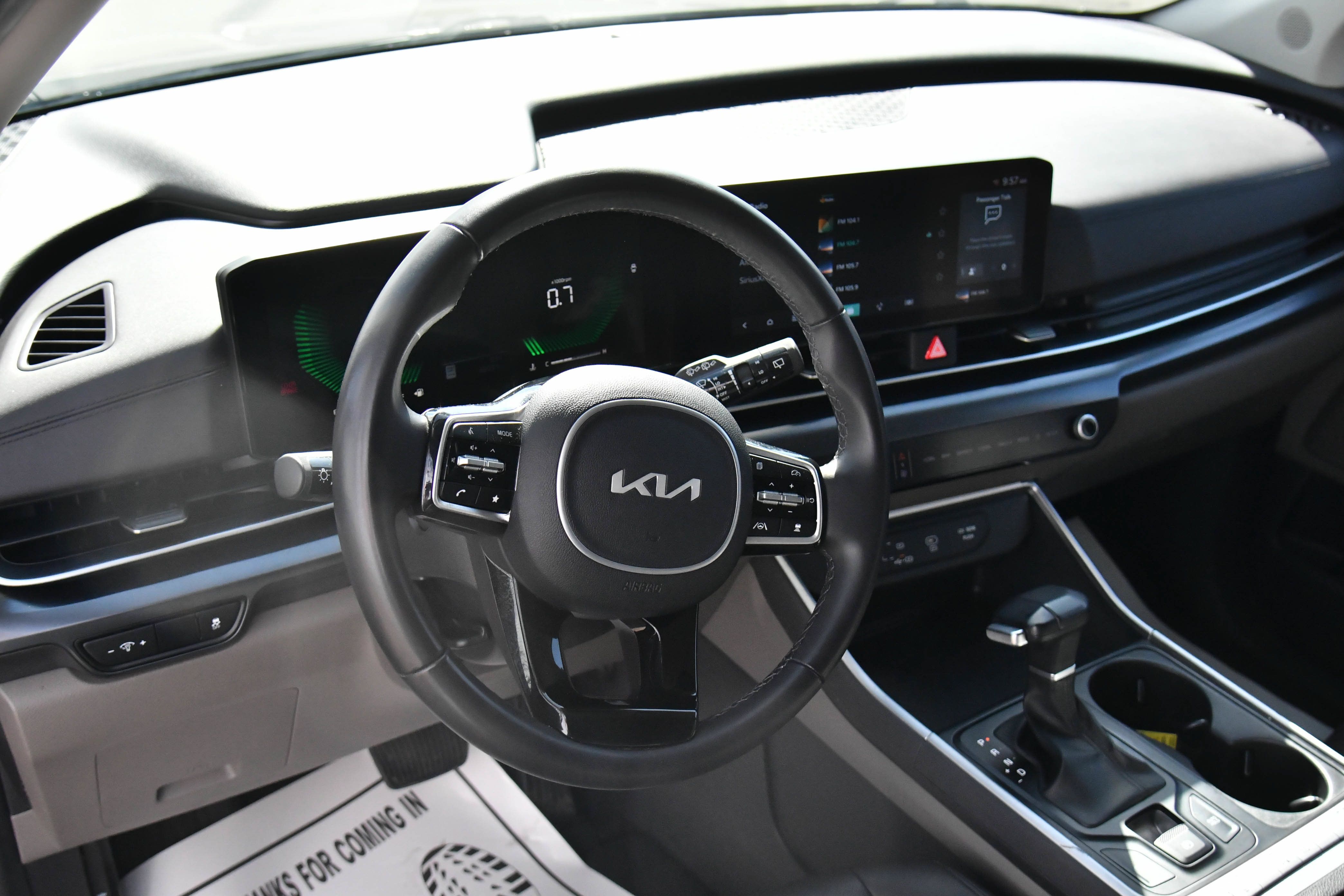 Used 2025 Kia Carnival FWD image 16