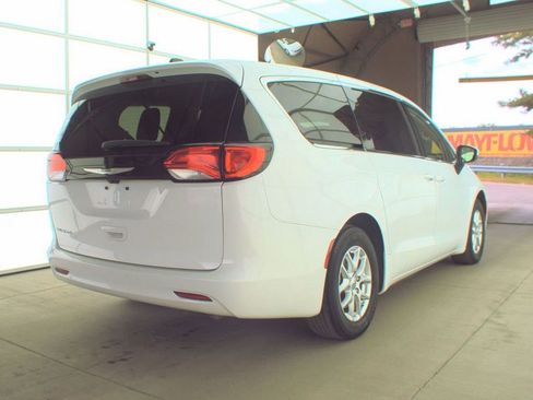 Used 2023 Chrysler Voyager LX FWD image 3