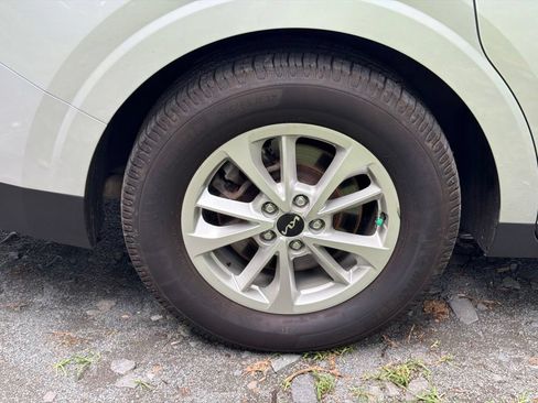 Used 2023 Kia Carnival LX FWD image 7