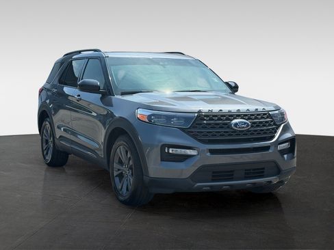 Used 2022 Ford Explorer XLT w/ Equipment Group 202A AWD/4WD image 3