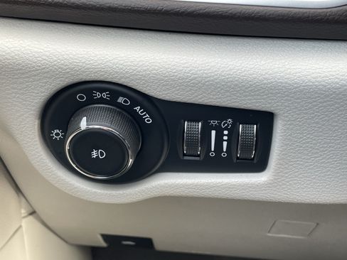 Used 2018 Chrysler Pacifica Touring Plus FWD image 13