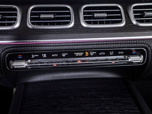 Used 2025 Mercedes-Benz GLS 580 4MATIC image 33