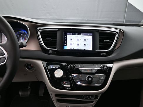 Used 2023 Chrysler Voyager LX image 14