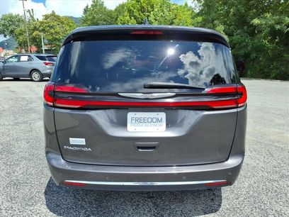Used 2023 Chrysler Pacifica Touring-L