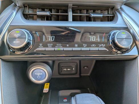 Certified 2021 Toyota Venza LE w/ Carpet Mat Package (TMS) image 18