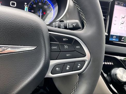 Used 2024 Chrysler Pacifica Touring-L image 23