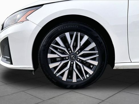 Used 2025 Nissan Altima 2.5 SV FWD image 11