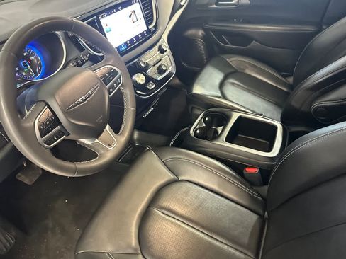 Used 2025 Chrysler Pacifica Select FWD image 14