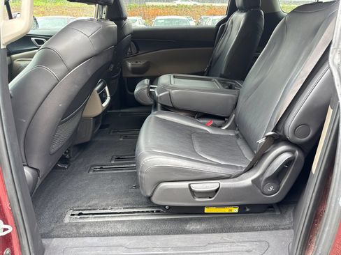 Used 2025 Kia Carnival FWD image 19