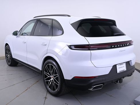Certified 2025 Porsche Cayenne image 3