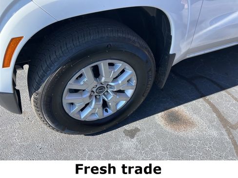 Used 2024 Nissan Frontier SV w/ SV Convenience Package image 2