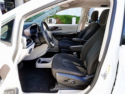 Used 2022 Chrysler Voyager LX image 14