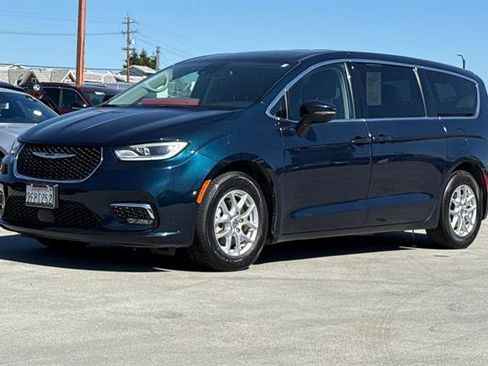 Used 2023 Chrysler Pacifica Touring-L image 7