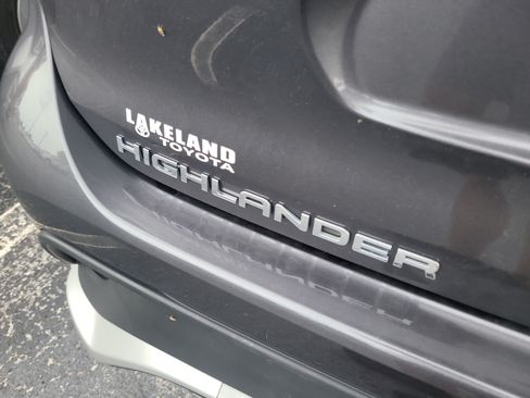 Used 2024 Toyota Highlander XSE FWD image 11