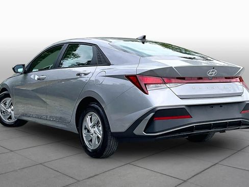 Used 2026 Hyundai Elantra SE FWD image 11