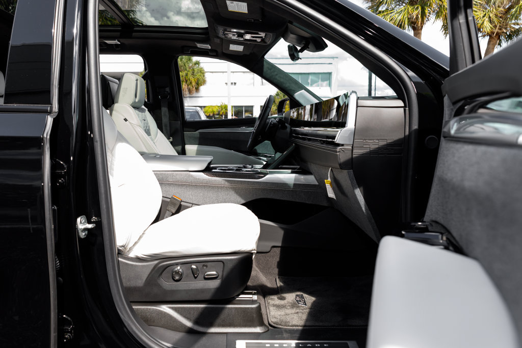 Used 2025 Cadillac Escalade ESV V AWD/4WD image 47