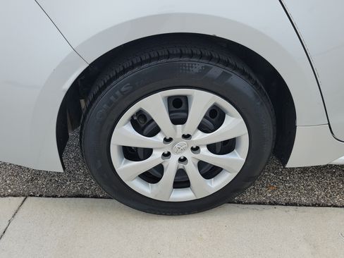 Used 2021 Toyota Corolla LE FWD image 11