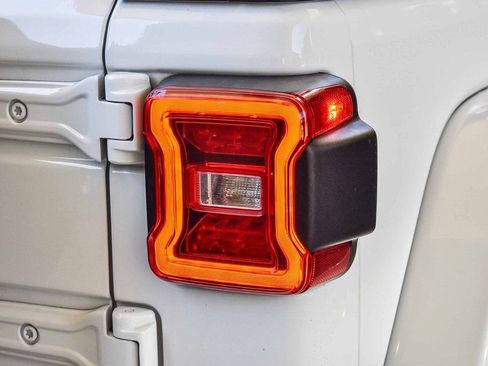 Used 2023 Jeep Wrangler Unlimited Sahara AWD/4WD image 7