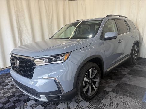 Used 2025 Honda Pilot Touring image 2