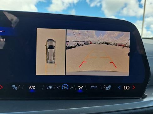 New 2026 Chevrolet Traverse LT w/ Sun and Wheel Package FWD image 23