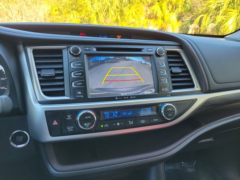 Used 2018 Toyota Highlander Limited image 22