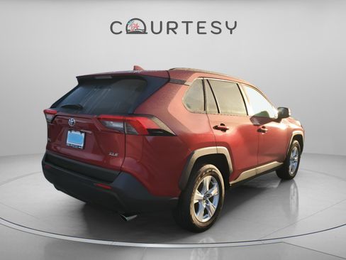 Used 2021 Toyota RAV4 XLE w/ Convenience Package image 4