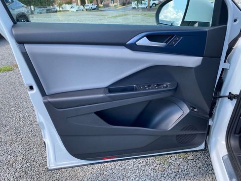 Used 2023 Volkswagen Taos SE image 9