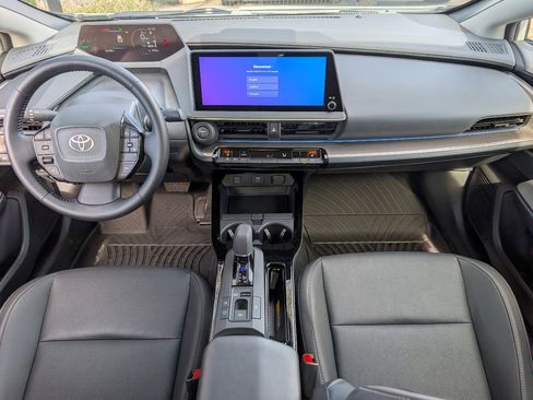 Used 2025 Toyota Prius XLE image 4