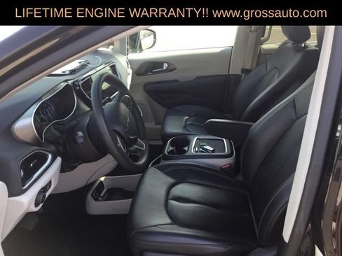 Certified 2024 Chrysler Pacifica Touring-L FWD image 19