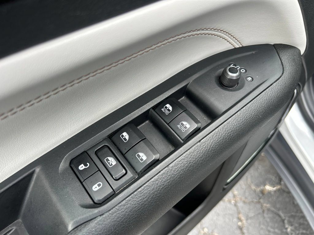 Used 2025 Jeep Compass Limited AWD/4WD image 17