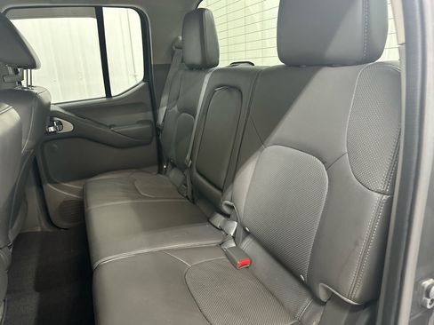 Used 2013 Nissan Frontier SL image 32