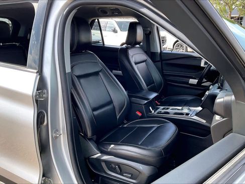 Used 2022 Ford Explorer XLT w/ Equipment Group 202A image 9