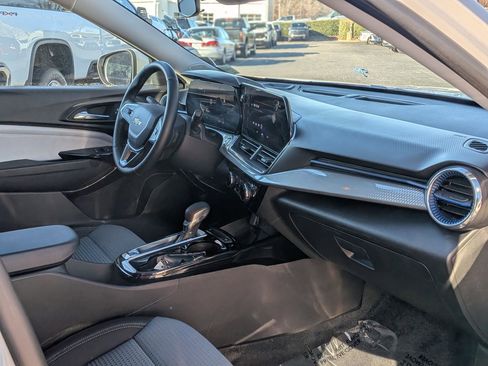 Used 2025 Chevrolet Trax LT w/ LT Convenience Package image 22