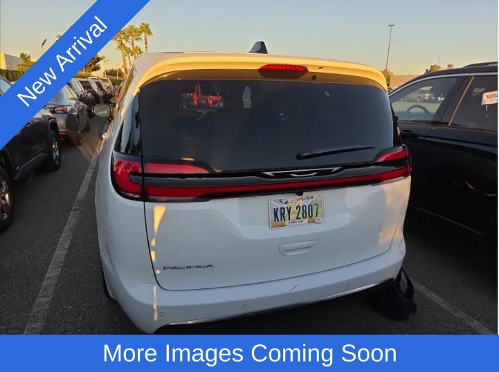 Used 2027 Chrysler Pacifica Select FWD image 3