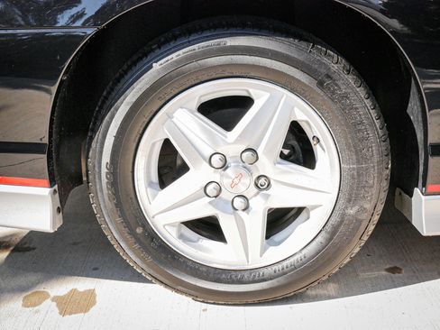 Used 2002 Chevrolet Monte Carlo SS w/ Pace Car Replica Pkg image 13