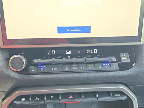 Used 2025 Toyota Tundra Limited AWD/4WD image 24
