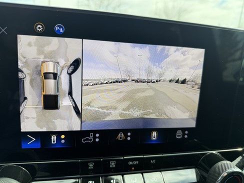 Used 2024 Chevrolet Colorado Trail Boss w/ Technology Package image 32