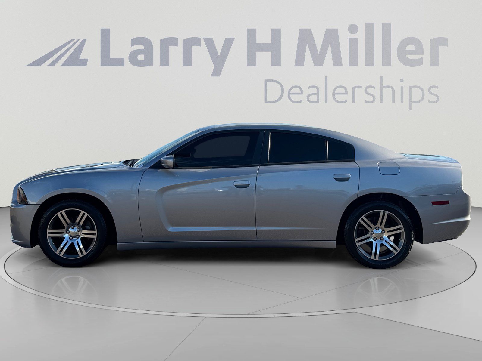 Used 2014 Dodge Charger SXT RWD image 2