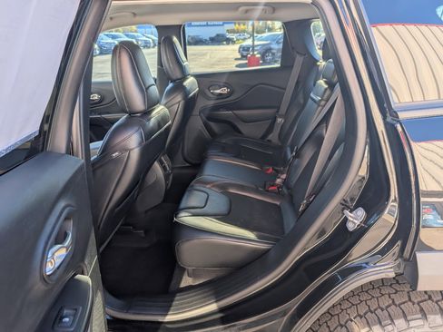 Used 2019 Jeep Cherokee Trailhawk w/ Cold Weather Group image 9