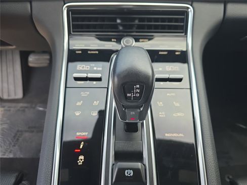 Used 2022 Porsche Panamera RWD image 18