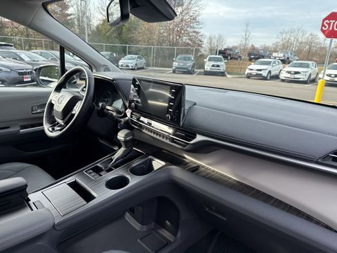 Used 2023 Toyota Sienna Limited image 14