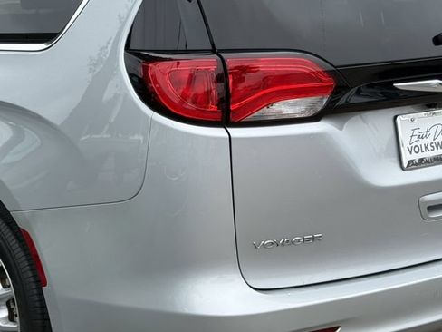 Used 2023 Chrysler Voyager LX FWD image 5