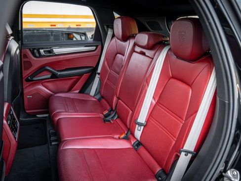 Used 2022 Porsche Cayenne Platinum Edition image 39