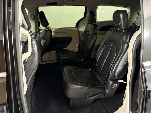 Used 2023 Chrysler Pacifica Touring-L FWD image 36