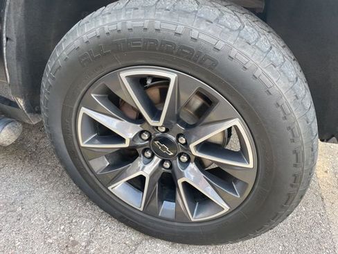 Used 2022 Chevrolet Suburban Z71 w/ Luxury Package image 5